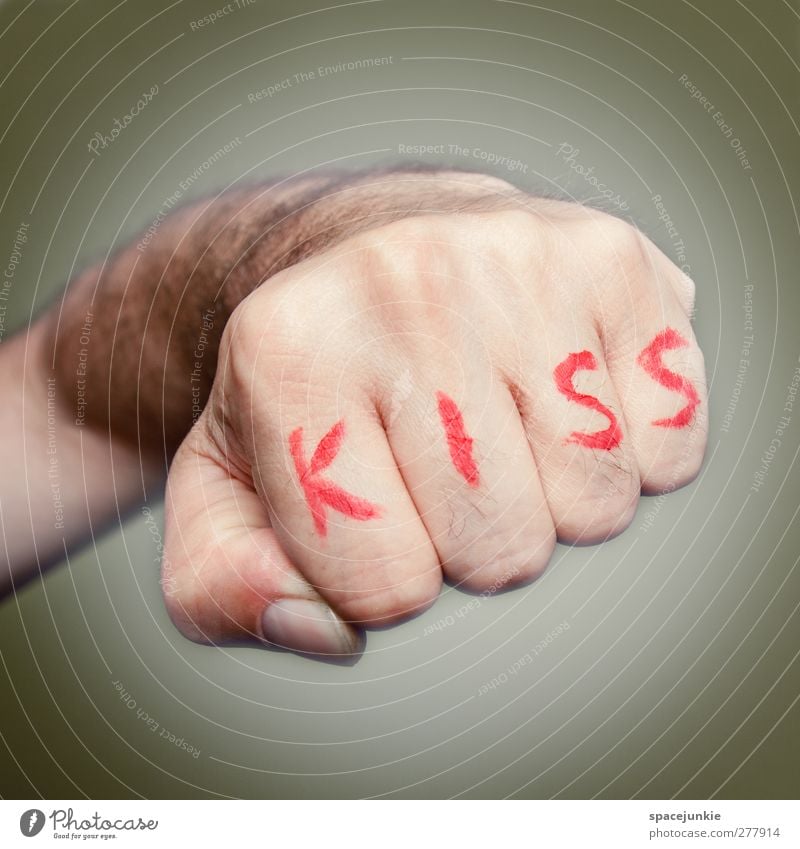 KISS Mensch maskulin Mann Erwachsene Hand Finger 30-45 Jahre bedrohlich rot Coolness Kraft Willensstärke Mut Wut Feindseligkeit Rache Aggression Gewalt Hass