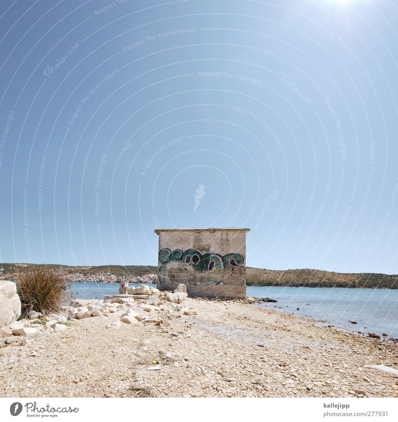 mit meerblick Umwelt Erde Wasser Wolkenloser Himmel Sommer Küste Graffiti Stein Kroatien Adria Farbfoto Außenaufnahme Menschenleer Licht Kontrast Sonnenlicht