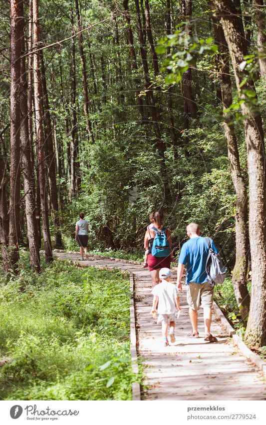 Familie, die einen Weg im Wald geht Lifestyle Ferien & Urlaub & Reisen Ausflug Sommer Kind Junge Frau Erwachsene Mann Eltern Mutter Vater