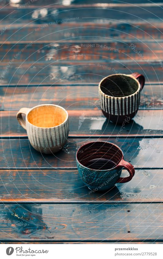 Ein paar irdene Tassen mit Kaffee und Kräutertee Kräuter & Gewürze Tee Lifestyle Design Sommer Dekoration & Verzierung Tisch Handwerk Kunst Natur Regen Holz