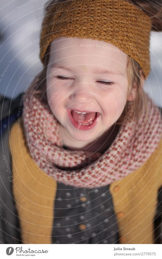 Lachen Mädchen Schnee Stricken feminin Kleinkind 1 Mensch 1-3 Jahre Frühling Winter Schönes Wetter Pullover Jacke Knöpfe gestrickt senfgelb Ocker Schal