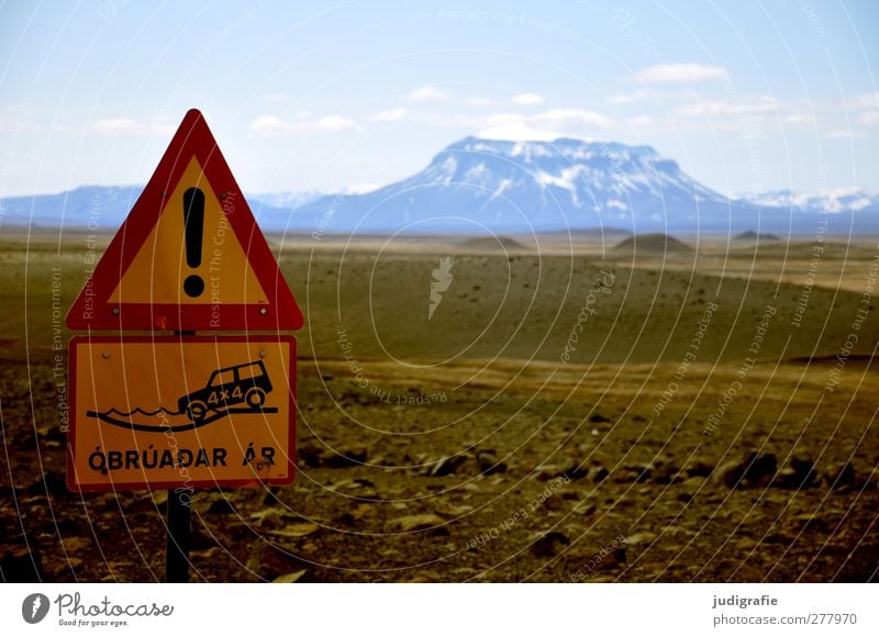 Island Umwelt Natur Landschaft Himmel Berge u. Gebirge herdubreid Schneebedeckte Gipfel Hochebene Verkehrswege Verkehrszeichen Verkehrsschild Einsamkeit Warnung