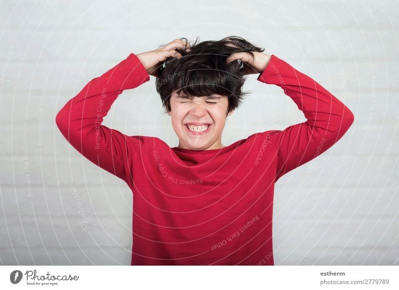 Junge kratzt sein Haar für Kopfläuse gegen Backstein Hintergrund Lifestyle Haut Behandlung Krankheit Allergie Mensch maskulin Kindheit 1 8-13 Jahre Fitness