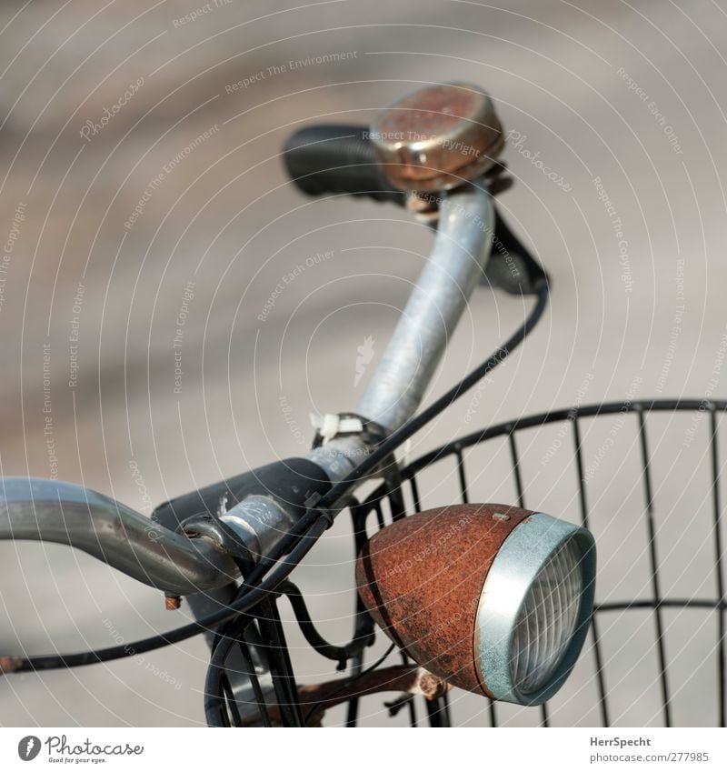Rostlicht Fahrrad alt braun schwarz Fahrradlenker Licht Scheinwerfer Fahrradklingel Farbfoto Gedeckte Farben Außenaufnahme Menschenleer Textfreiraum links