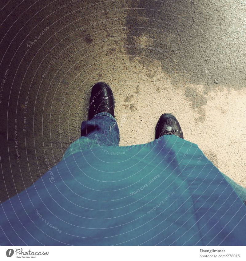 Blick abwärts Arbeitsbekleidung Jeanshose Stiefel Wanderschuhe bedrohlich dreckig blau Umweltverschmutzung verunreinigung Arbeitsanzug Kittel Bodenbelag nass