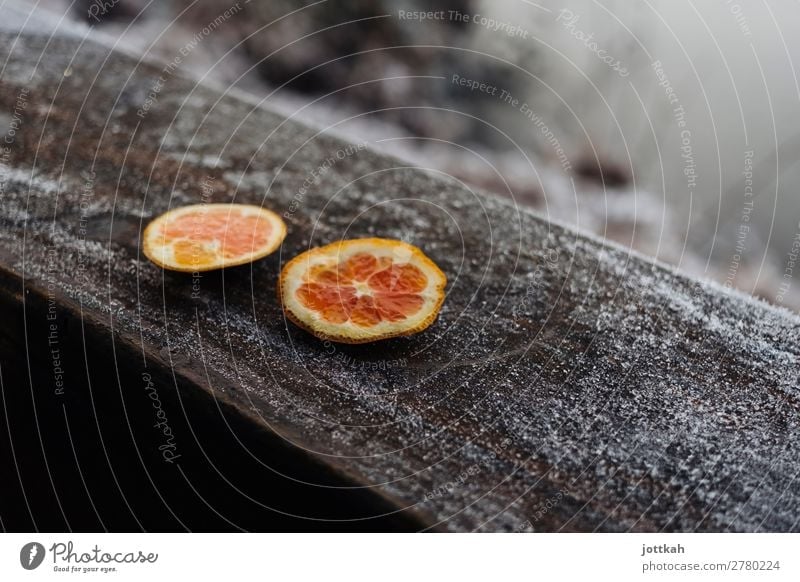 Winterliches Orangen-Picknick Lebensmittel Frucht Ernährung kalt rund trist achtsam Appetit & Hunger Energie Fitness Gesundheit rein Vergänglichkeit Rest