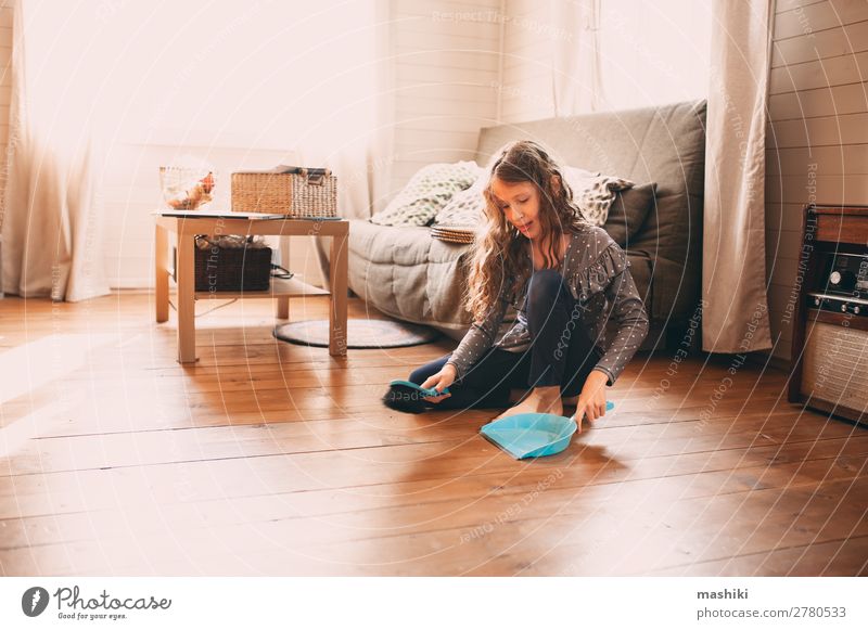 lustiges Kind Mädchen hilft bei der Hausarbeit Lifestyle Freude Glück Möbel Schule Arbeit & Erwerbstätigkeit Familie & Verwandtschaft Kindheit Holz authentisch