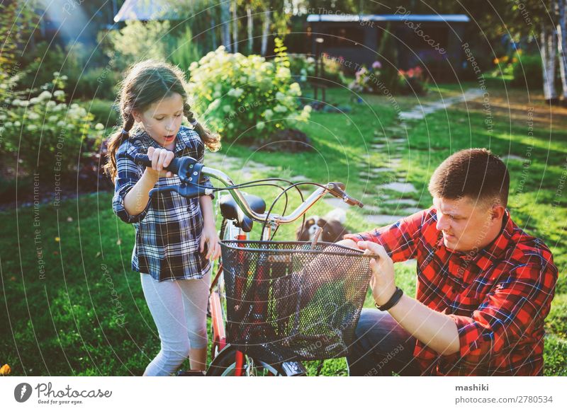 Vater und Tochter beheben Probleme mit dem Fahrrad Lifestyle Freizeit & Hobby Ferien & Urlaub & Reisen Sommer Sport Kindererziehung Werkzeug Mann Erwachsene