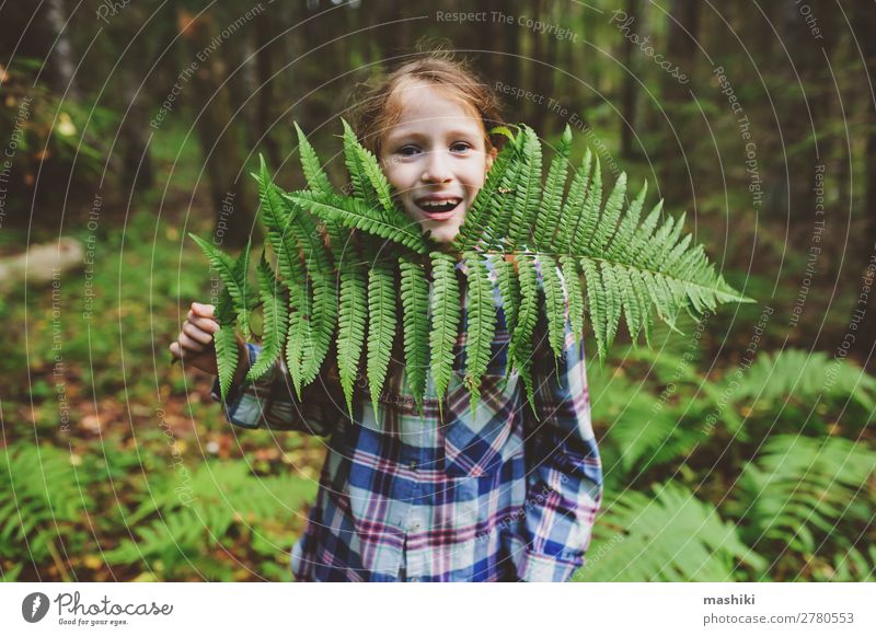 Kind Mädchen erkundet Sommerwald, spielt mit Farnen Lifestyle Glück Spielen Ferien & Urlaub & Reisen Abenteuer Freiheit Expedition wandern Kindheit Natur