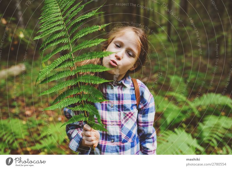 Kind Mädchen erkundet Sommerwald Lifestyle Glück Spielen Ferien & Urlaub & Reisen Abenteuer Freiheit Expedition wandern Kindheit Natur Pflanze Nebel Baum Park