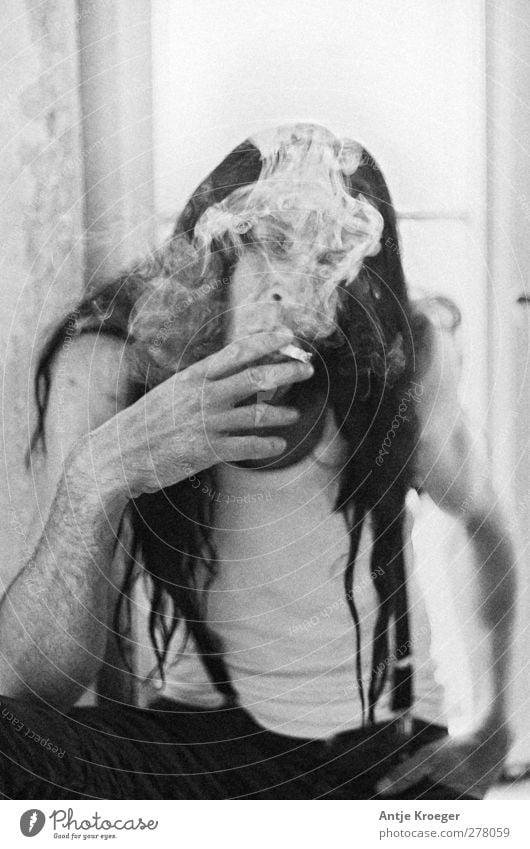 Der Raucher Lifestyle Mensch maskulin Mann Erwachsene Leben Hand 1 30-45 Jahre Unterwäsche Haare & Frisuren schwarzhaarig langhaarig Zigarette Zigarettenrauch