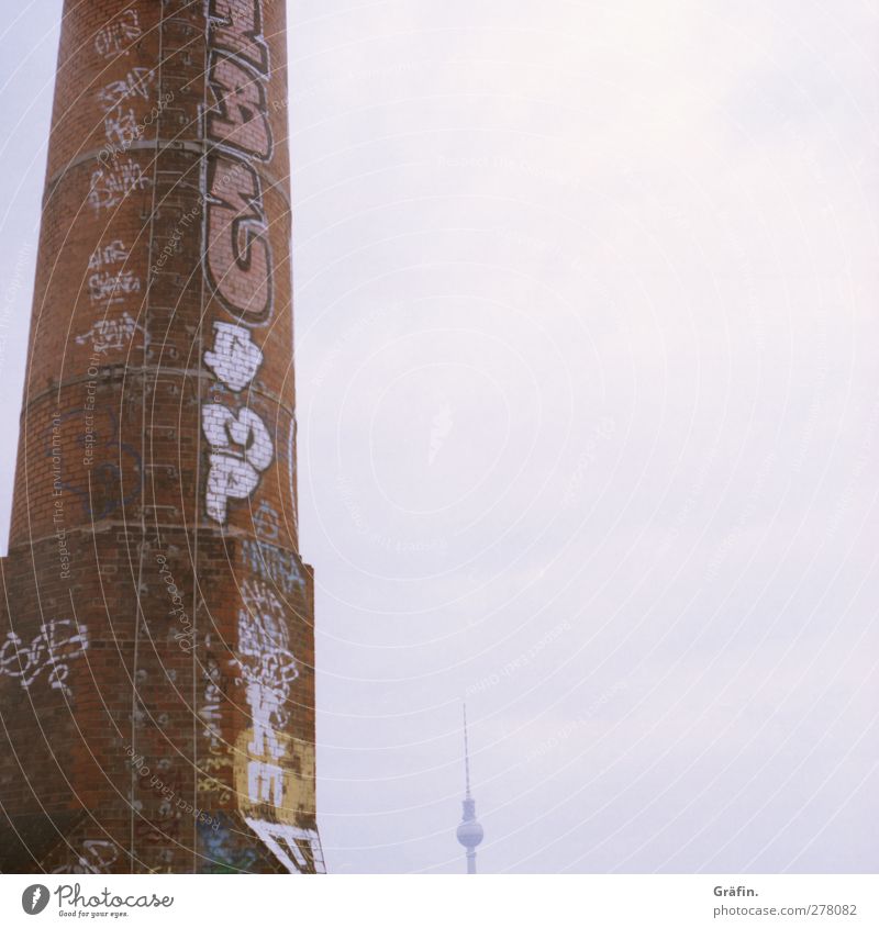 Perspektivenverschiebung Menschenleer Industrieanlage Fabrik Sehenswürdigkeit Wahrzeichen Berliner Fernsehturm Stein Graffiti beobachten entdecken groß