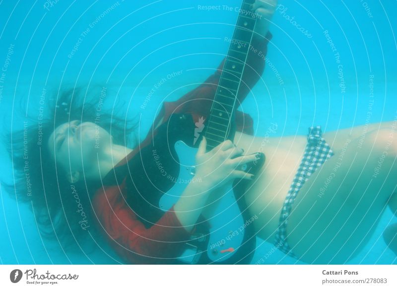 Underwater Guitar Hero tauchen Schwimmen & Baden spielend Gitarre spielen musizieren feminin Junge Frau Jugendliche 1 Mensch 18-30 Jahre Erwachsene Künstler