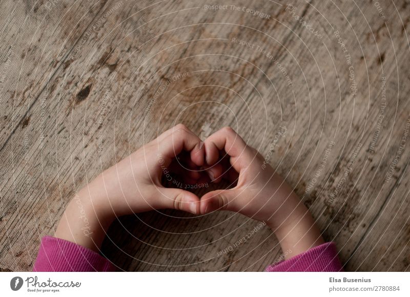 Herz Arme Hand Finger Liebe Leben Kinderhand Holz Farbfoto Innenaufnahme Tag Licht Schatten Vogelperspektive