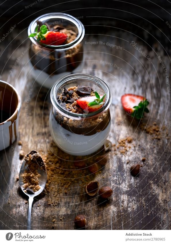 Glas mit Erdbeere und Schokolade Frühstück Erdbeeren Haselnussblatt serviert Lebensmittel cremig Frucht Molkerei frisch organisch geschmackvoll Dessert süß