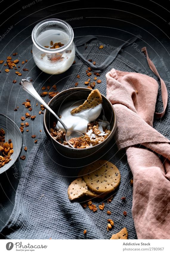 Granola mit Keksen und Sahne Müsli Creme Plätzchen süß Kokosnuss Dessert organisch Schalen & Schüsseln Erfrischung knackig rustikal Lebensmittel Gesundheit