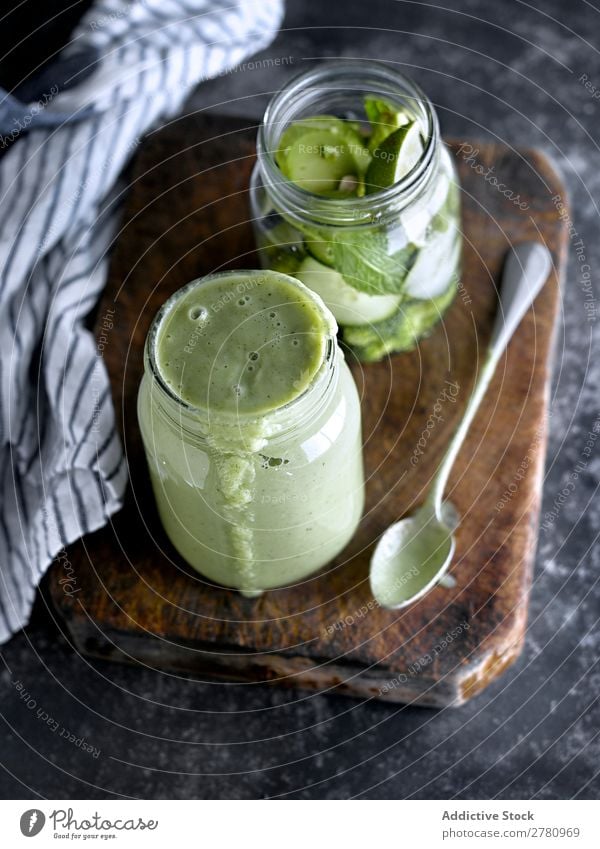 Glas gefüllt mit grünem, gesundem Smoothie Milchshake Gesundheit lecker serviert trinken Entzug Vitamin frisch Zutaten Gemüse Lifestyle Lebensmittel organisch