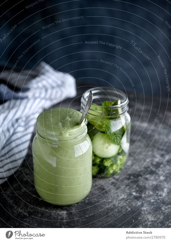Glas gefüllt mit grünem, gesundem Smoothie Milchshake Gesundheit lecker serviert trinken Entzug Vitamin frisch Zutaten Gemüse Lifestyle Lebensmittel organisch