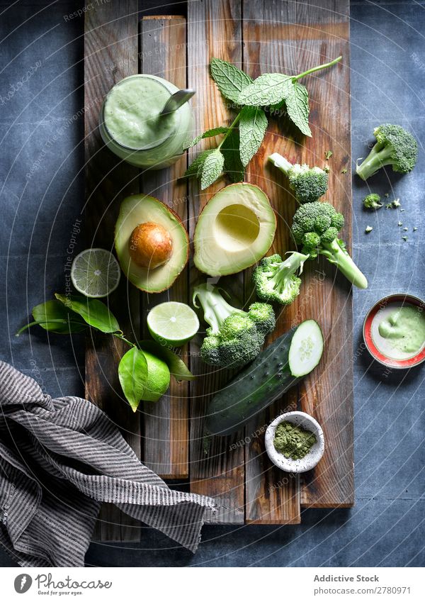 Gemischtes grünes Gemüse und Gewürze Zusammensetzung Suppengrün mischen Gesundheit Sortiment Vegetarische Ernährung Ernte Entwurf Collage Diät Zutaten