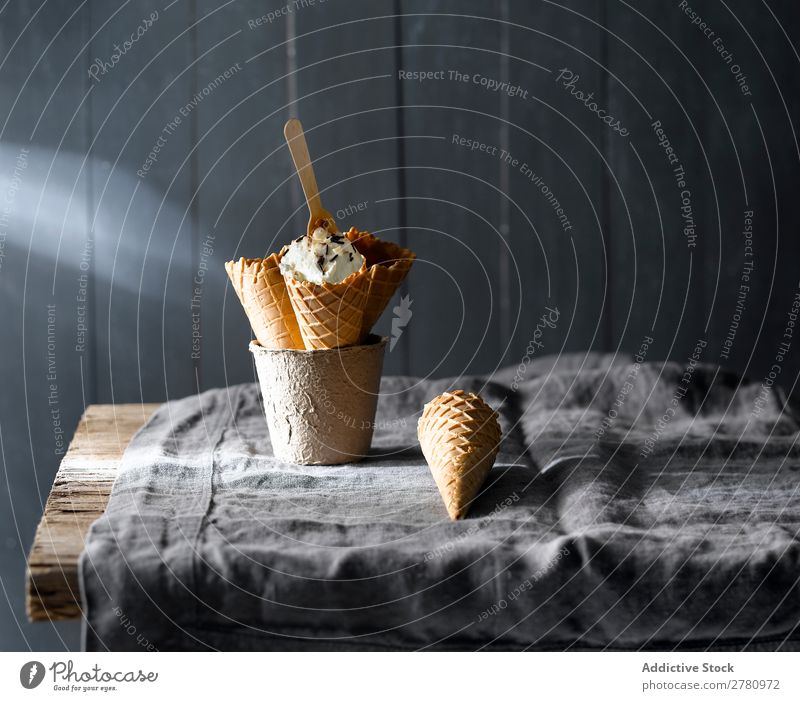 Schöne Komposition von Eiszapfen Eiscreme kegelförmig rustikal Ordnung Zusammensetzung Dessert Holz serviert Tradition geschmackvoll lecker süß Baggerlöffel