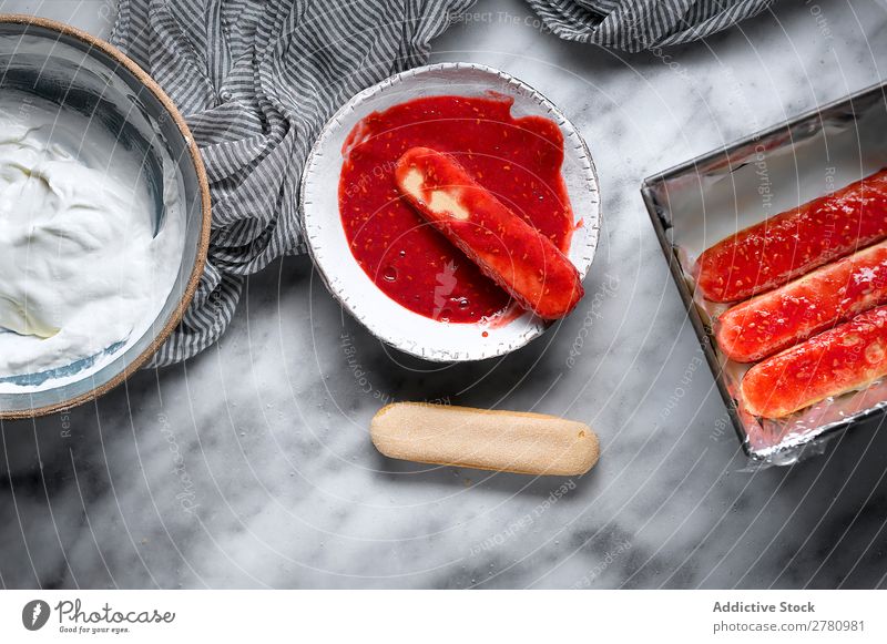 Getreideperson, die Himbeerkekse herstellt. kochen & garen Himbeeren Kekse Marmelade eintauchend süß rot Zusammensetzung Frucht Kuchen backen Gesundheit frisch