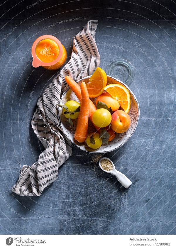 Mischung aus hellem Obst und Gemüse Frucht mehrfarbig mischen Orange gelb Sortiment Sommer Zusammensetzung Collage natürlich Ernährung Entwurf Gesundheit