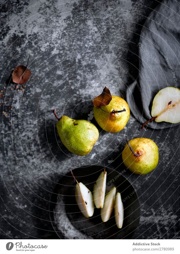 Frische und süße Birnen auf dem Tisch frisch rustikal Frucht organisch Lebensmittel Gesundheit saftig schäbig Vegetarische Ernährung Jahreszeiten Erfrischung