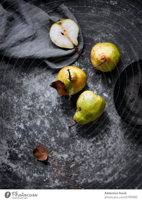 Frische und süße Birnen auf dem Tisch frisch rustikal Frucht organisch Lebensmittel Gesundheit saftig schäbig Vegetarische Ernährung Jahreszeiten Erfrischung