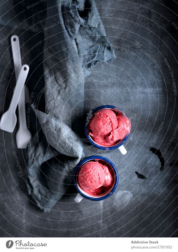 Bio-Erdbeereis in der Schale Erdbeeren Eiscreme rustikal selbstgemacht Entwurf Dessert Creme Lebensmittel Portion Sorbet Sortiment Sommer frisch Snack gefroren
