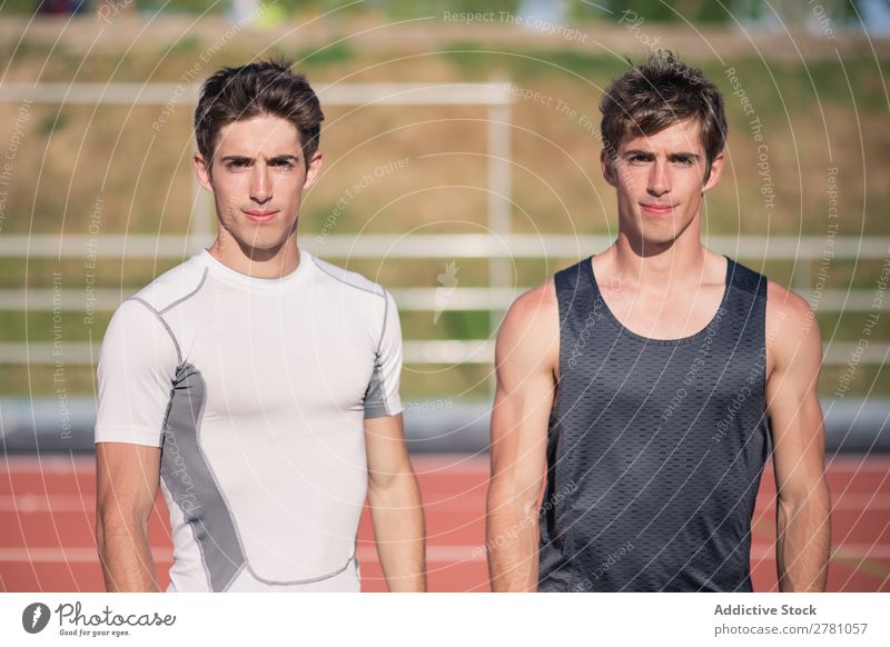 Zwei Sportler posieren im Stadion Körperhaltung Mann Sportbekleidung Fitness 2 üben Athlet Erwachsene muskulös Gesundheitswesen stehen Sprinter sportlich
