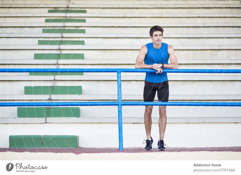 Sportler posiert im Stadion Mann sportlich Körperhaltung ruhen Fitness Zufriedenheit üben anlehnen Athlet muskulös Erholung Erwachsene Sprinter Zaun Pause