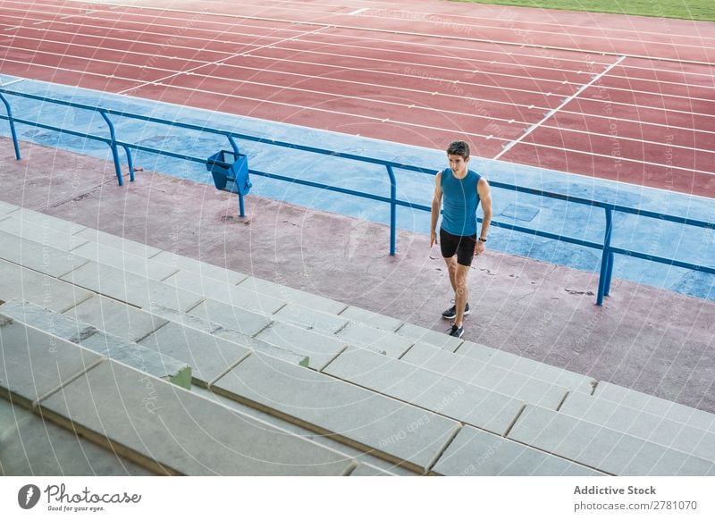 Sportler läuft im Stadion nach oben. Mann rennen Treppe Fitness üben Training sportlich Aktion muskulös Gesundheit Sprint Jugendliche Athlet professionell