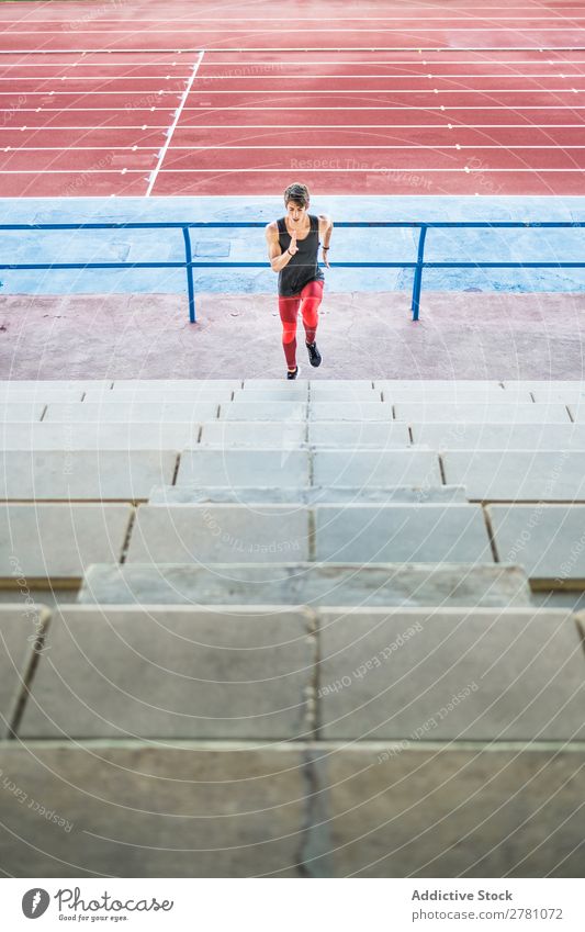 Sportler läuft im Stadion nach oben. Mann rennen Treppe Fitness üben Training sportlich Aktion muskulös Gesundheit Sprint Jugendliche Athlet professionell