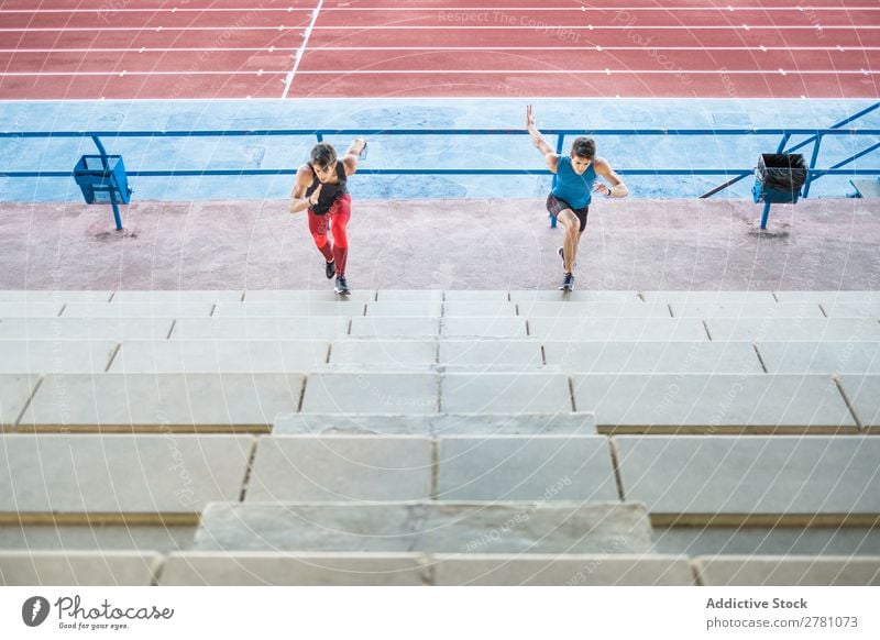 Zwei Sportler, die die Treppe hinauflaufen. Stadion rennen Fitness üben Training sportlich Aktion muskulös Gesundheit Sprint 2 Jugendliche Athlet professionell