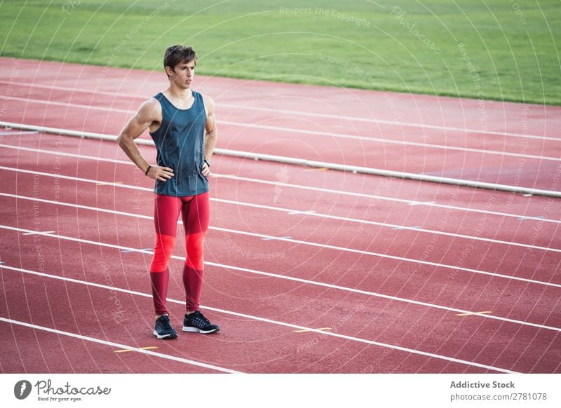 Sportler steht auf dem Stadion Mann Rennbahn Körperhaltung ruhen Fitness üben Athlet muskulös Erholung Erwachsene Sprinter Pause Sportbekleidung sportlich