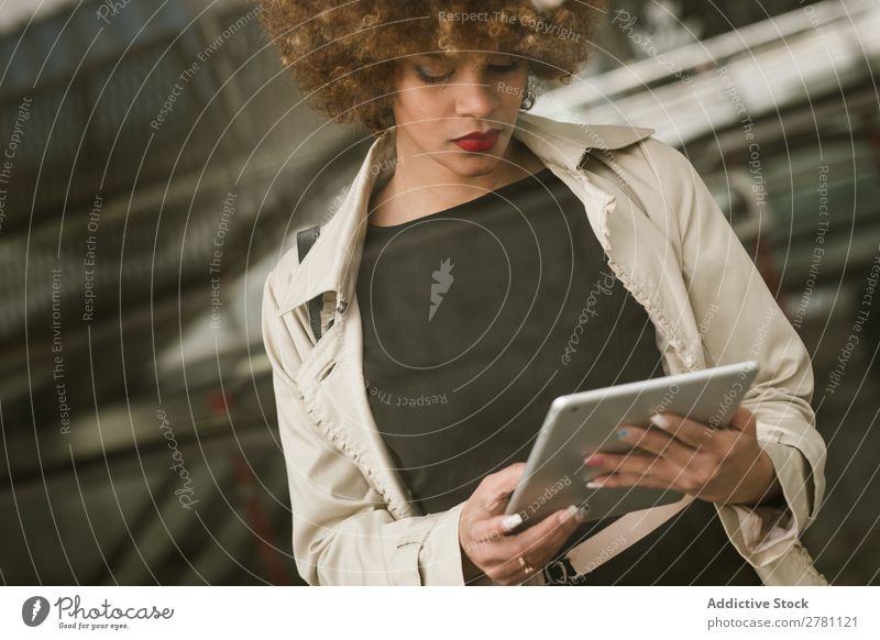 Attraktive Frau stehend mit Tablette Stil Erwachsene hübsch Haare & Frisuren blond Tablet Computer digital Apparatur Gerät benutzend Browsen schön attraktiv