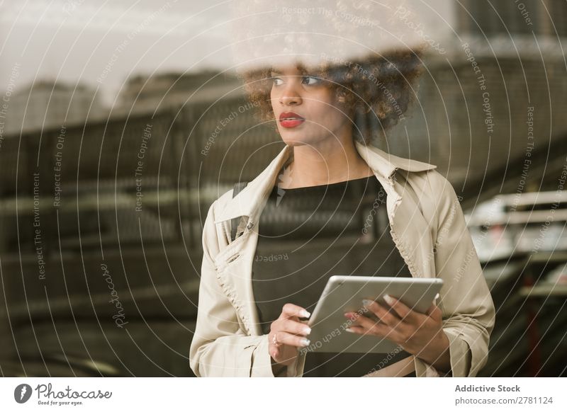 Attraktive Frau stehend mit Tablette Stil Erwachsene hübsch Haare & Frisuren blond Tablet Computer digital Apparatur Gerät benutzend Browsen schön attraktiv