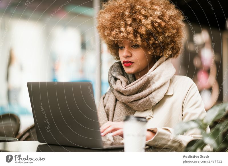 Stylische junge Frau mit Laptop im Café Stil Erwachsene hübsch Haare & Frisuren Notebook Notizbuch Browsen benutzend Kaffee blond schön attraktiv Mode Model