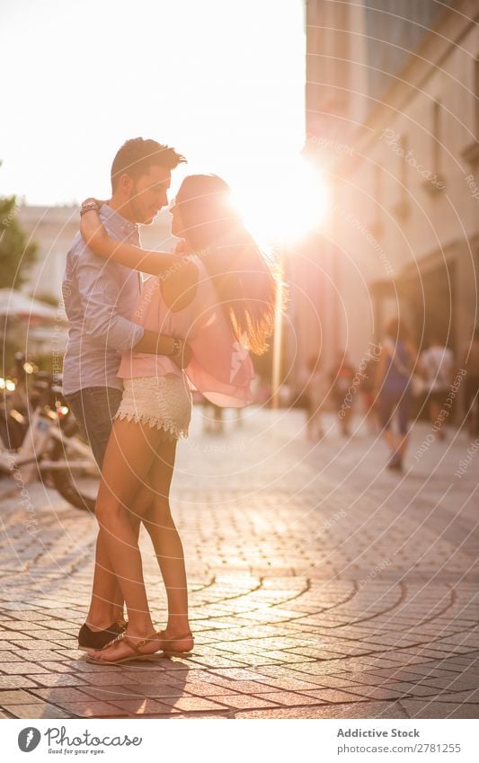 Paar tanzt in der sonnigen Straße Tanzen Romantik romantisch Sonnenlicht hell hintergrundbeleuchtet Bewegung Lächeln Glück Lifestyle Leidenschaft Umarmen