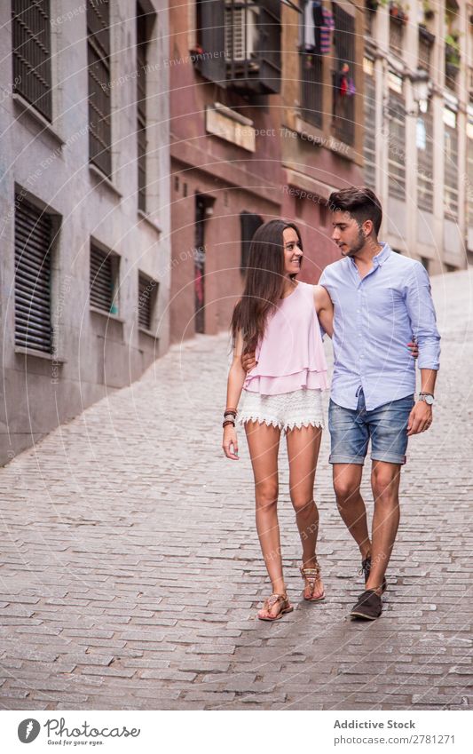 Ein glückliches Paar, das auf der Straße geht. Glück Umarmen laufen Frau Angesicht zu Angesicht Stil Angebot Mann Mensch umarmend Liebe Lifestyle romantisch