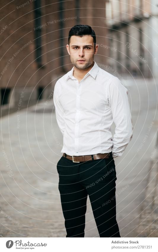 Selbstbewusster Geschäftsmann, der auf der Straße steht. 20s Erwachsene Einstellung Rücken hinten schwarz Gebäude Business Geschäftsleute Kaukasier Großstadt