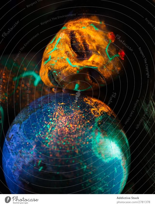 Frau mit Leuchtfarbe und Kugel Jugendliche hübsch Farbe Globus Model Landkarte Augen geschlossen malen fluoreszierend leuchten erleuchten Kunst neonfarbig Licht