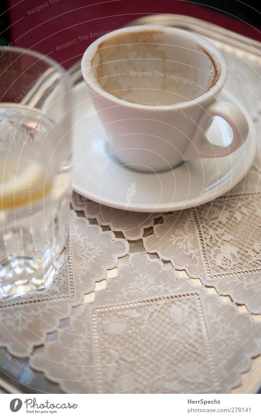 Coffee break Kaffeetrinken Getränk Erfrischungsgetränk Heißgetränk Trinkwasser Tasse Glas Restaurant Metall genießen weiß Cappuccino Café Tablett Spitze leer
