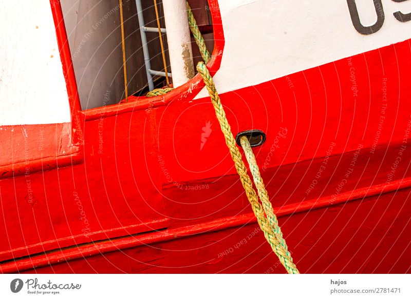 Festmacherleine an einem rot-weißen Fischkutter Design Schifffahrt Fischerboot maritim Festmacherleinen Hafen vertäut Hanfseile malerisch farbenfroh bunt Boot