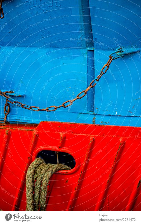 Festmacherleine an einem rot-blauen Fischkutter Design Schifffahrt Fischerboot maritim Festmacherleinen farbenfroh Hafen geankert verzurrt Kette alt bunt