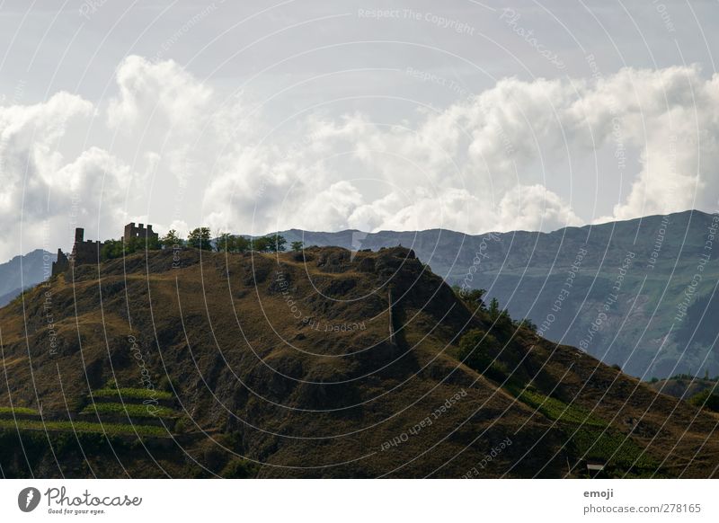 Sitten / Sion [CH] Umwelt Natur Landschaft Himmel Wolken Hügel alt außergewöhnlich Wahrzeichen Schweiz Farbfoto Außenaufnahme Menschenleer Tag
