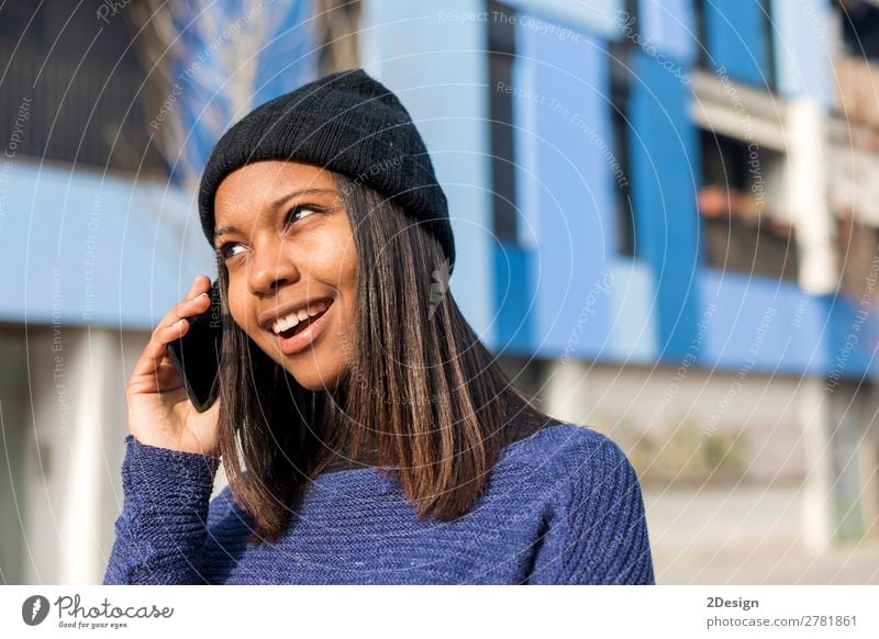 Porträt einer fröhlichen jungen Afrikanerin, die im Freien steht. Stil Freude schön sprechen Telefon PDA Technik & Technologie Mensch feminin Junge Frau