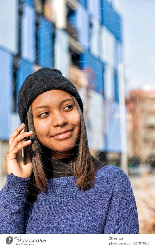 Porträt einer fröhlichen jungen Afrikanerin, die im Freien steht. Stil Freude schön sprechen Telefon PDA Technik & Technologie Mensch feminin Junge Frau