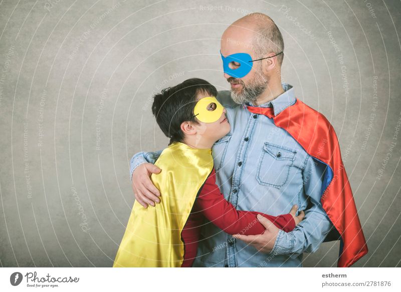 Vatertag, Vater und Sohn gekleidet wie ein Superheld vor grauem Hintergrund Lifestyle Feste & Feiern Halloween Jahrmarkt Erfolg Mensch maskulin Kind Mann