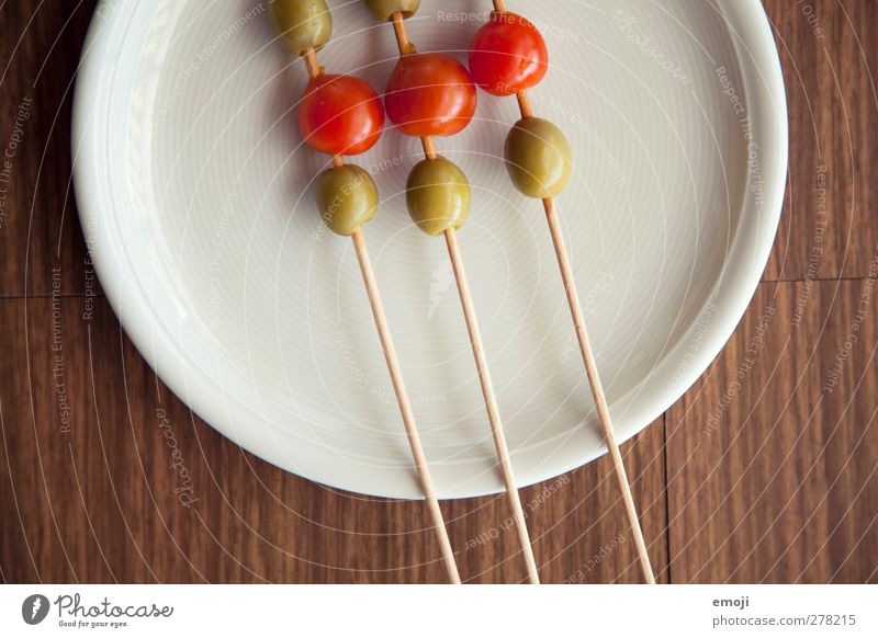 grünrot Lebensmittel Gemüse Vegetarische Ernährung Diät Italienische Küche Teller Gesundheit Vorspeise aufgespiesst Oliven Tomate Farbfoto Nahaufnahme
